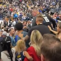 Video: NBA zvaigznes Jokiča brālis tribīnes iekausta citu skatītāju