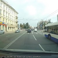 Video: 'Mercedes' Rīgas centrā pārkāpj ceļu satiksmes noteikumus