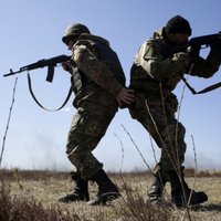 Diennakts laikā Ukrainas austrumos krituši divi valdības spēku karavīri