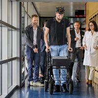 В Швейцарии парализованному мужчине вживили импланты в мозг и позвоночник. Теперь он снова может ходить