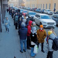 ФОТО: Россияне стоят в огромных очередях у банкоматов, чтобы снять наличные