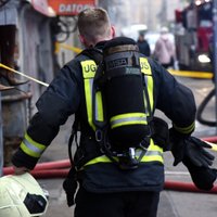 Rīgā no ugunsgrēka pirtī izglābti 14 cilvēki; četri cietuši