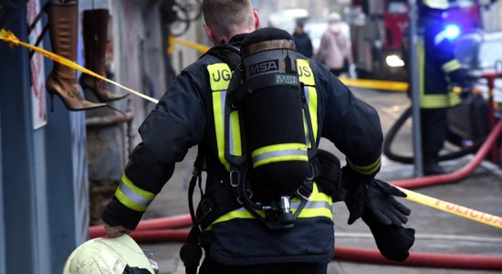 Rūjienā kaimiņš izglābj cilvēku no liesmām; ugunsgrēkos pirmdien divi cietušie