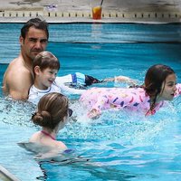 Paparaci foto: Rodžers Federers ar bērniņiem plunčājas baseinā