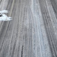 Sniega un apledojuma dēļ visā Latvijā apgrūtināta braukšana