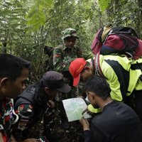 Indonēzijā lidmašīnas katastrofā bojāgājušo ķermeņu evakuācijai nosūtīti helikopteri