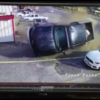 Iespaidīgs video: Teksasā narkotiku reibumā esošs autobraucējs taranē pikapu