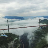 Ķīnā atklāts tilts, kura augstums sasniedz 565 metrus