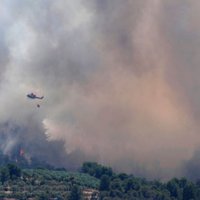 Spānijā simtiem ugunsdzēsēju cīnās ar bīstamu savvaļas ugunsgrēku