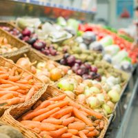 Embargo un sezonālo izmaiņu ietekmē Latvijā samazinās pārtikas cenas