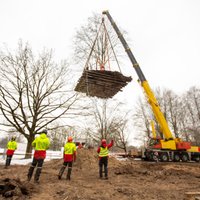 Pārstāda kokus vietā, kur plānots būvēt Rīgas panorāmas ratu