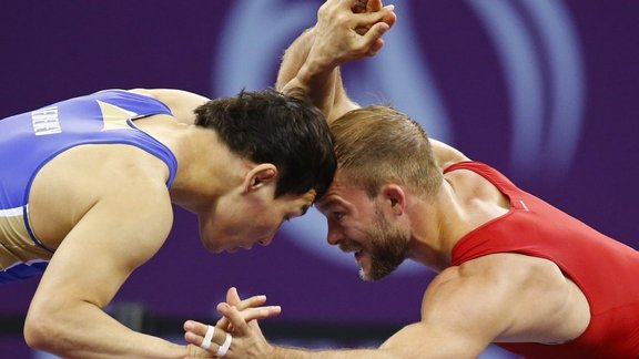 Marcel Ewald of Germany (R) and Viktor Lebedev of Russia