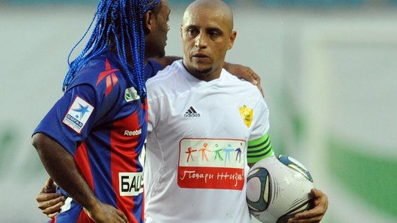 Vagner Love (CSKA) and Roberto Carlos (Anzhi) 