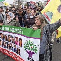 Turcijā aiztur 235 kurdu partijas amatpersonas