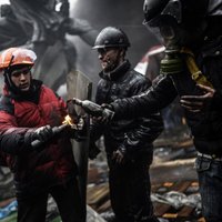 Foto: Snaiperi, akmeņi, 'molotova kokteiļi' un nāve uz Kijevas barikādēm