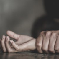 За изнасилование малолетней падчерицы мужчина осужден на 13 лет: его арестовали в зале суда