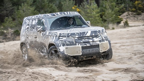 Jaunā 'Land Rover Defender' ražotāja testi