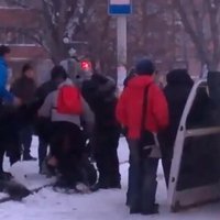 Video: Masu kautiņš mikroautobusā Omskā