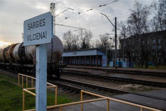 В пунктах мобильности на ряде ж/д станций в Риге оборудуют автостоянки и велопарковки