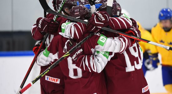 Latvijas U-18 hokeja izlase PČ sāk ar sensacionālu uzvaru pār zviedriem