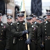 Foto: Vairāk nekā tūkstotis cilvēku vērojuši Lāčplēša dienas bruņoto spēku militāro parādi Rīgā