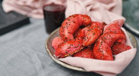 Biešu maizes pīrāgi ar kūpinātu gaļu un linsēklām Renāra Purmaļa gaumē