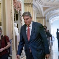 Demokrātu senators neatbalstīs Baidena loloto likumprojektu