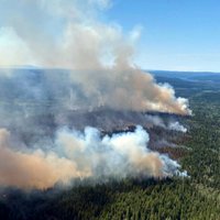 Kanādas rietumos plosās vairāk nekā 130 ugunsgrēki