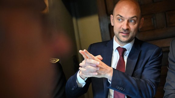 Jāgatavojas postošām sankcijām, lai "sagrābtu Krieviju aiz rīkles", norāda Barro
