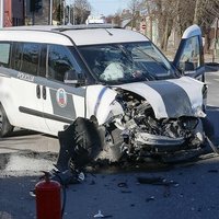 Foto: Liepājā saskrienas policijas un ugunsdzēsēju auto; divi likumsargi cietuši