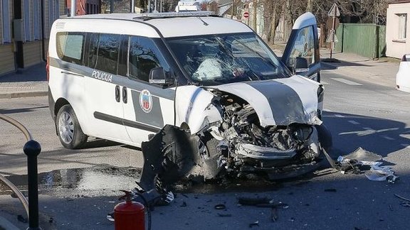 Liepājā saskrienas VUGD un policijas auto - 4