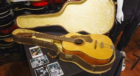Anglijas laukos uzietā Džona Lenona ģitāra izsolīta par rekordlielu summu