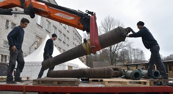 Foto: Kā uz jauno Muzeju krātuvi ceļo 17. un 19. gadsimta lielgabali