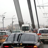 Автолюбителей предупреждают о заторах на выездах из Риги