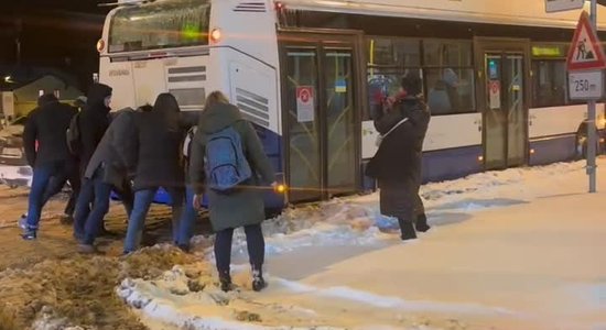 Video: Pasažieri iestumj uz tramvaja sliedēm iestigušu trolejbusu