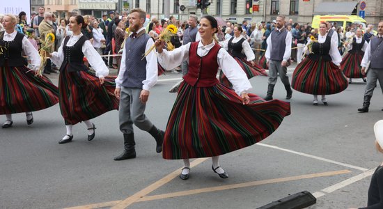 ФОТО. Юбилейный праздник песни: грандиозное шествие участников по центру Риги