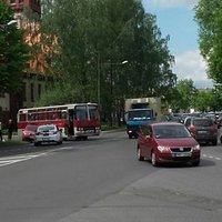 ФОТО: У Пожарного музея дорогу не поделили автобус и легковушка