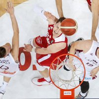 Latvijas basketbola izlase trenera Banki debijā atspēlējas un pagarinājumā zaudē Polijai