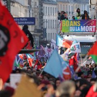 Par spīti protestiem Francijas valdība nepiekāpjas pensiju jautājumā