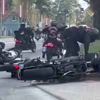 Video: Motociklistu kolonnā Jūrmalā notiek vairāku spēkratu sadursme