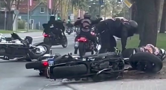 Video: Motociklistu kolonnā Jūrmalā notiek vairāku spēkratu sadursme