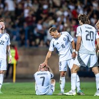 Foto: Latvijas futbolisti bezcerīgi zaudē Erevānā