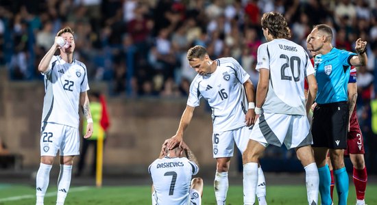 Foto: Latvijas futbolisti bezcerīgi zaudē Erevānā