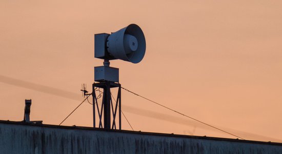 Pārbaudīs trauksmes sirēnas; sūtīs ziņu "112 Latvija" lietotnē