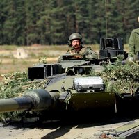 Foto: Lietuvas prezidente Grībauskaite vizinās ar tanku