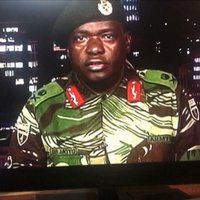 Zimbabves armija pārņem kontroli valstī; apgalvo, ka Mugabe ir drošībā