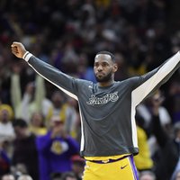 Džeimsam trešais 'triple-double' pēc kārtas; 'Lakers' kļūst par NBA līderiem