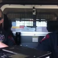 ВИДЕО: Музыка Кэти Перри очеловечит техасскую полицию
