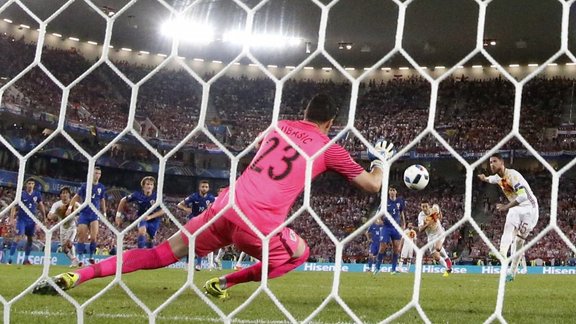 Croatia keeper Danijel Subasic stops penalty Spain Sergio Ramos