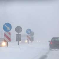 Sniegputeņa laikā uz Latvijas ceļiem notikusi 161 avārija; 26 cietušie